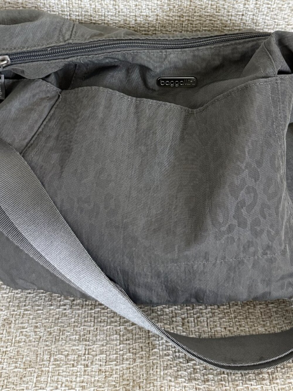 Baggalini Shoulder Bag Gray Canvas - Picture 3 of 8